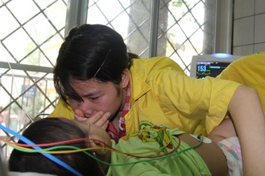 Cuộc chiến giành giật sự sống cho bệnh nhi mắc sởi