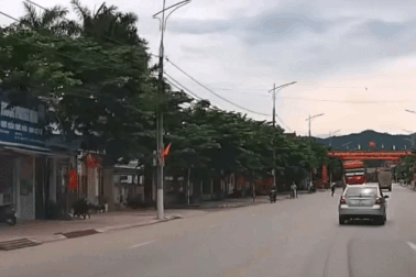 Xe container chao đảo vì tránh người đi bộ sang đường