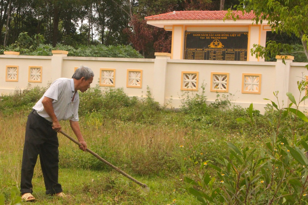 Ấm lòng khi mộ liệt sĩ từng xuống cấp đã được thay áo mới - 8