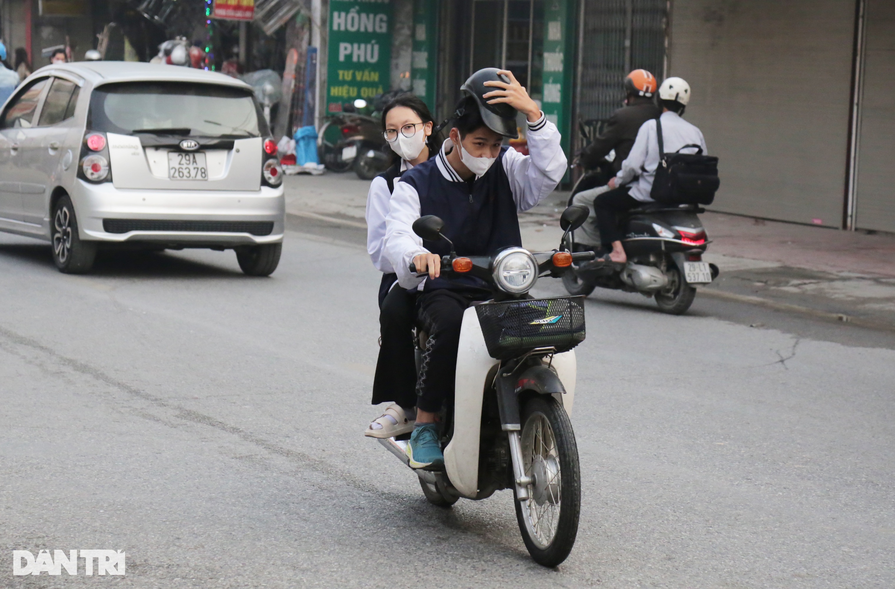 Sợ hỏng tóc vì vuốt keo, nam sinh đầu trần quay đầu tông trúng ô tô - 4