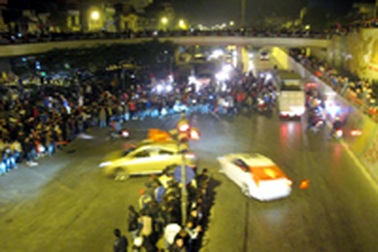 Đua xe ô tô quanh hồ Hoàn Kiếm