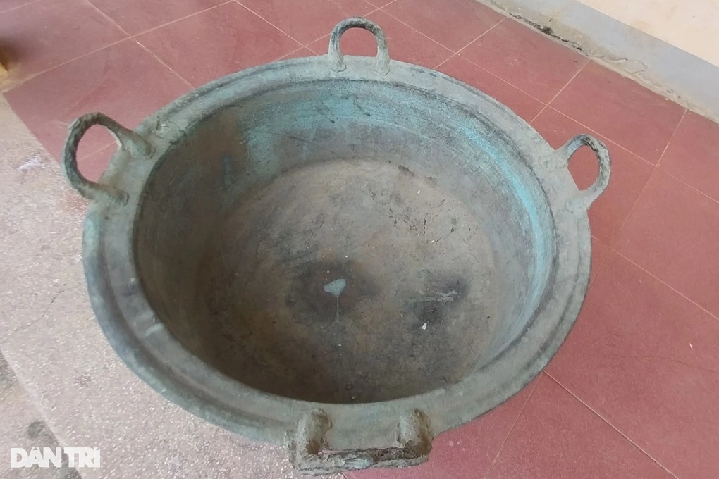 Bí ẩn cổ vật vạc đồng hàng trăm năm, kẻ gian trộm xong phải mang trả - 2 Bí ẩn cổ vật vạc đồng hàng trăm năm, kẻ gian trộm xong phải mang trả - 2