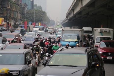 Phân luồng nút giao Khuất Duy Tiến: Ùn tắc các ngả, thứ 7 vẫn đi làm muộn