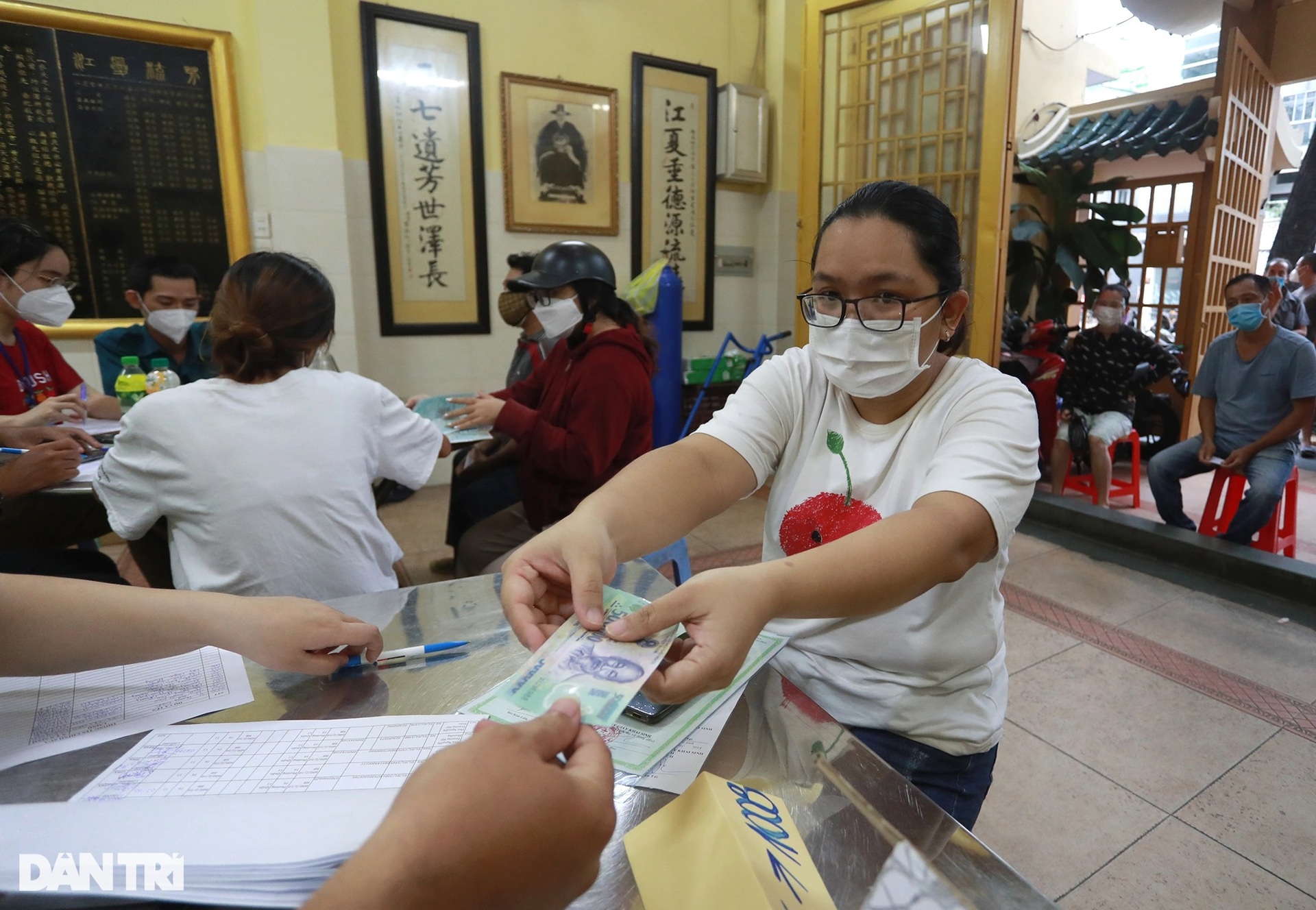 Người dân TPHCM xếp hàng dài nhận gói hỗ trợ Covid-19 đợt 3 - 9 Người dân TPHCM xếp hàng dài nhận gói hỗ trợ Covid-19 đợt 3 - 9