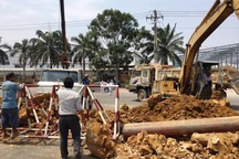 Tháo dỡ đống đất lấp kín cổng công ty Nhật