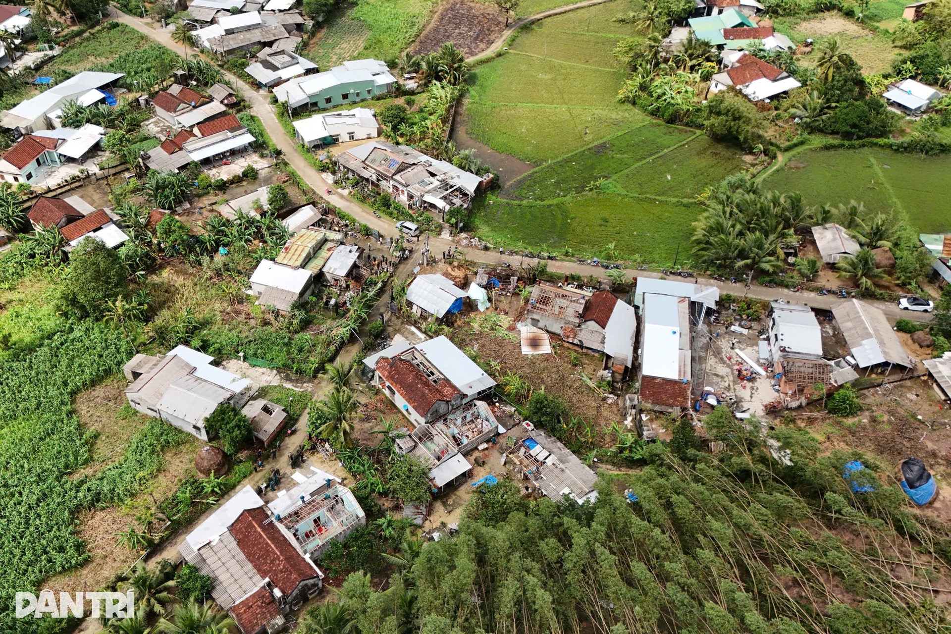 Cận cảnh hiện trường lốc xoáy tàn phá nhà dân - 1 Cận cảnh hiện trường lốc xoáy tàn phá nhà dân - 1