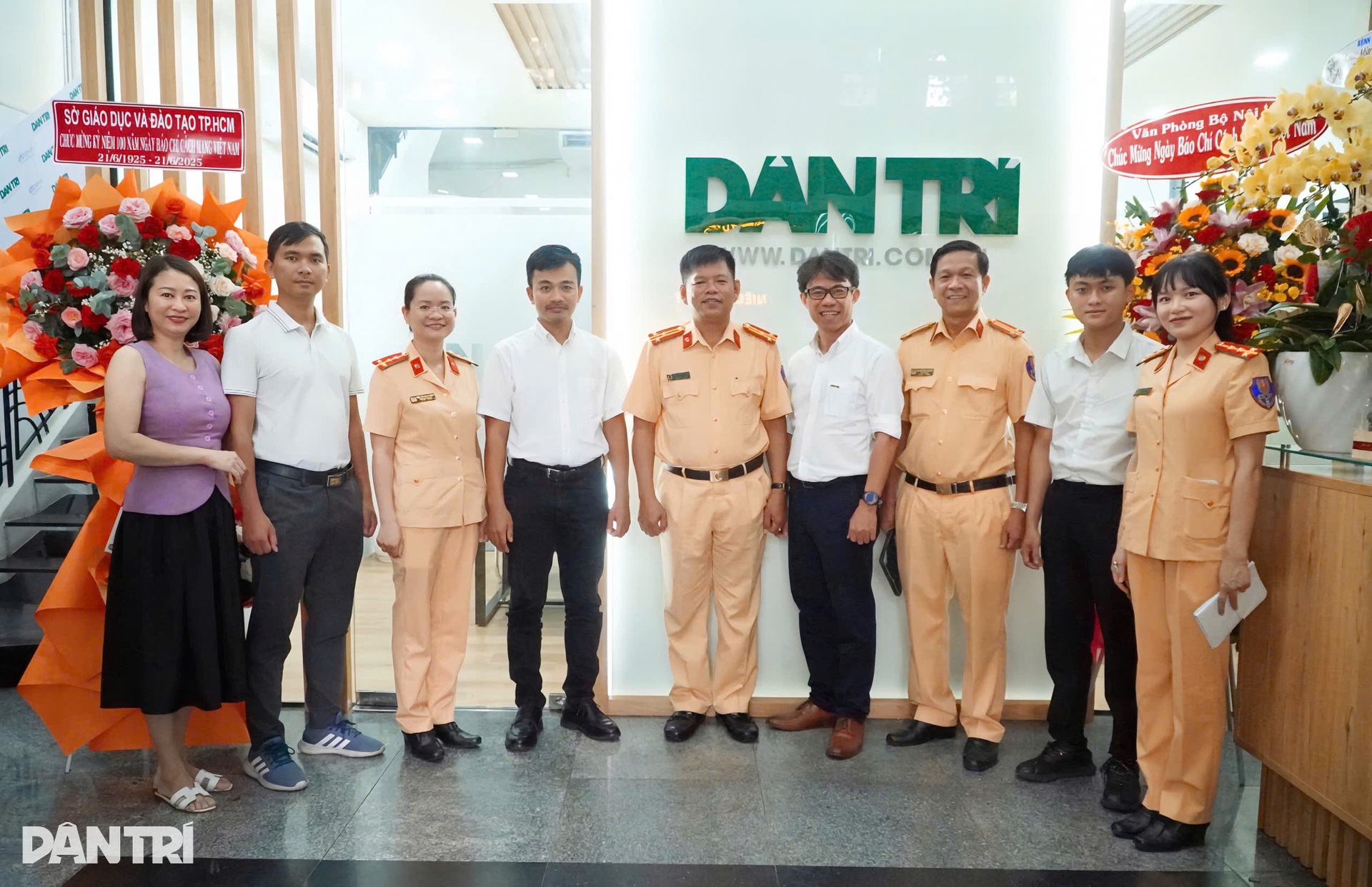 Văn phòng báo Dân trí ở miền Nam đón nhận nhiều tình cảm dịp 21/6 - 4 Văn phòng báo Dân trí ở miền Nam đón nhận nhiều tình cảm dịp 21/6 - 4