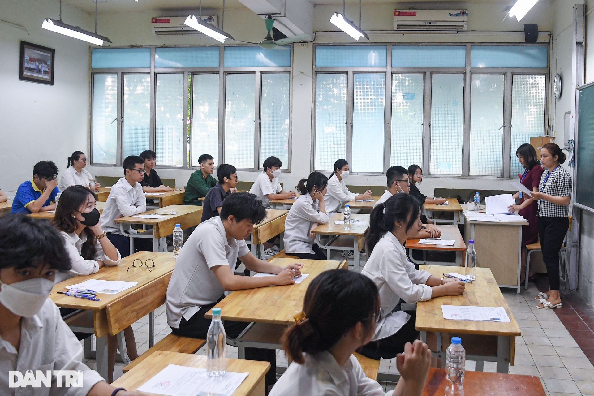 Thí sinh ôm đầu lo lắng, căng thẳng trước giờ thi môn ngữ văn - 9 Thí sinh ôm đầu lo lắng, căng thẳng trước giờ thi môn ngữ văn - 9