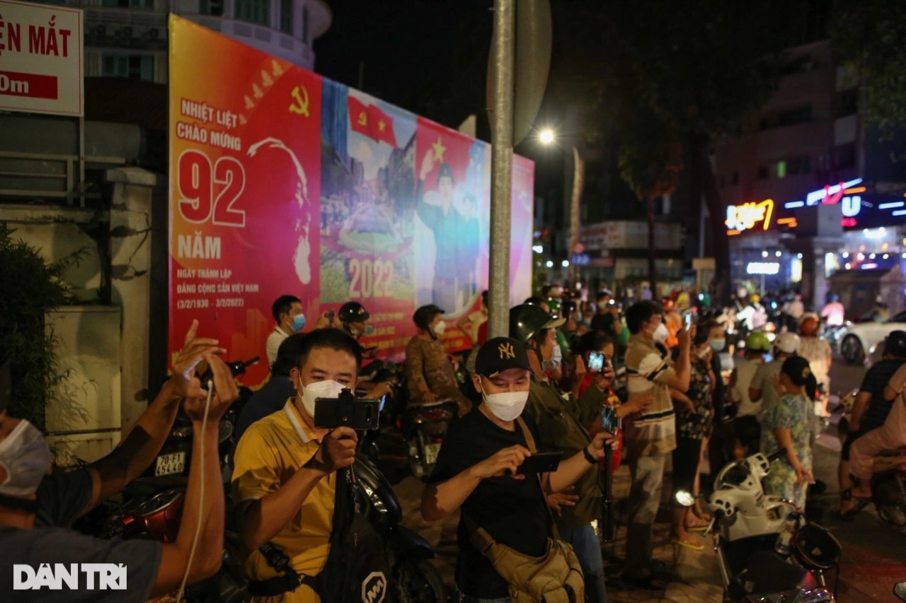 Hơn 4 giờ phong tỏa, khám xét nhà bà Phương Hằng trong đêm - 5 Hơn 4 giờ phong tỏa, khám xét nhà bà Phương Hằng trong đêm - 5