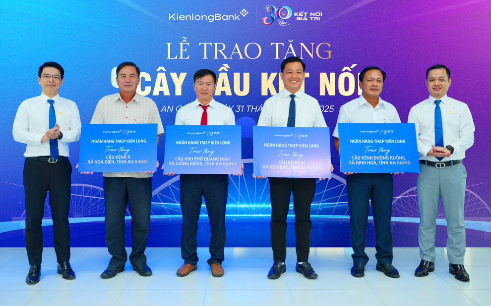 KienlongBank nhận Bằng khen của Chủ tịch UBND tỉnh An Giang - 3 KienlongBank nhận Bằng khen của Chủ tịch UBND tỉnh An Giang - 3