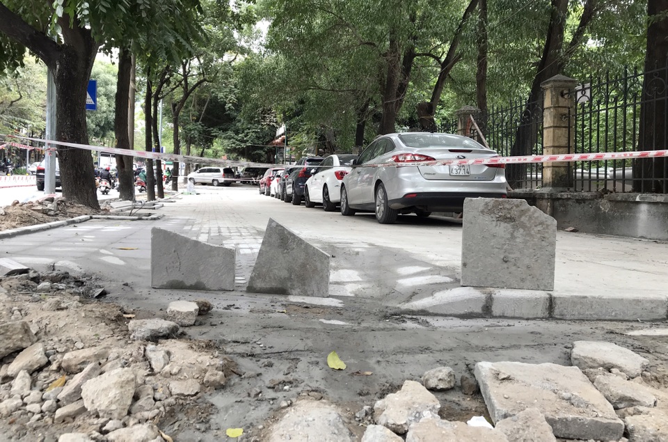 Vỉa hè Hà Nội lát đá bền trăm năm để... đỗ ô tô cho chắc chắn? - 12 Vỉa hè Hà Nội lát đá bền trăm năm để... đỗ ô tô cho chắc chắn? - 12