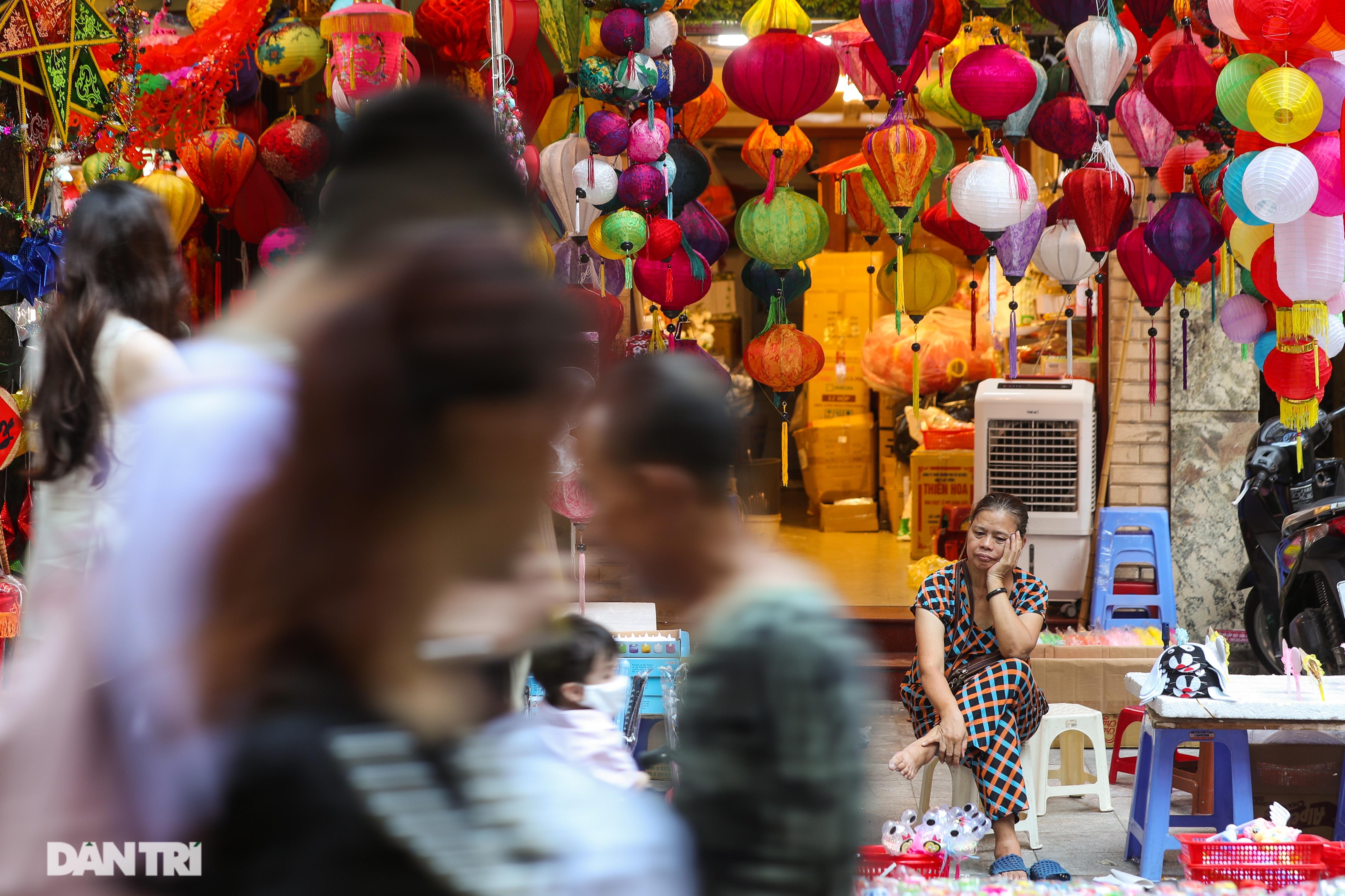 Người dân thủ đô quên đeo khẩu trang vui tết Trung thu - 11 Người dân thủ đô quên đeo khẩu trang vui tết Trung thu - 11