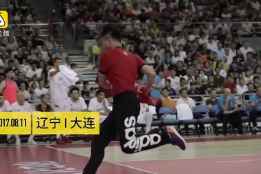 Thanh niên Trung Quốc “đổi đời” từ giẻ lau sân bóng rổ