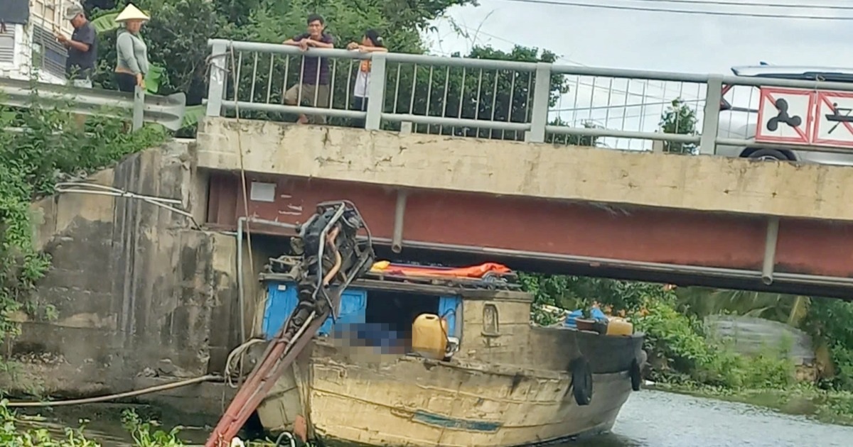 Ghe va vào dầm cầu ở Long An, một người tử vong