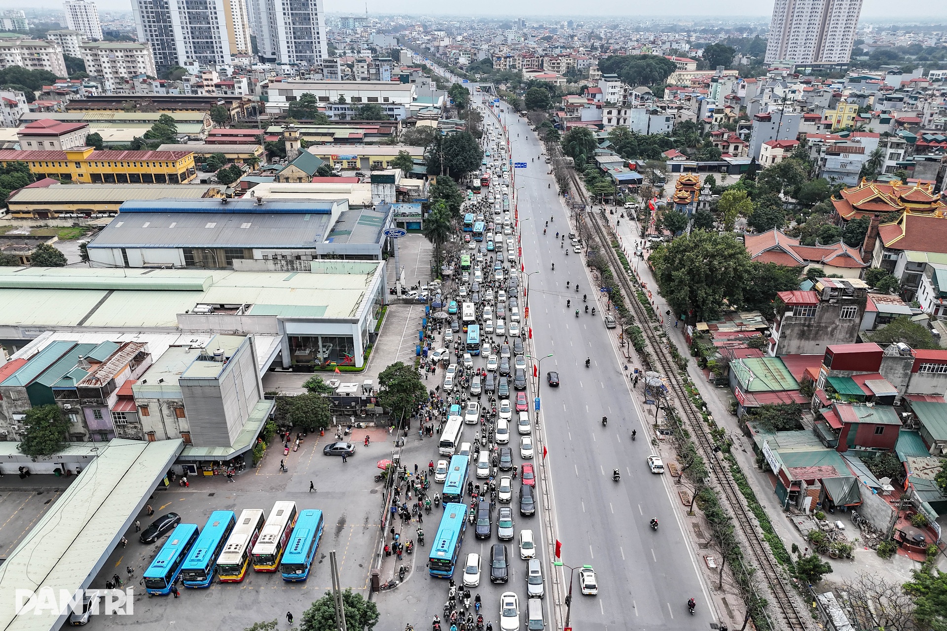 Người dân ùn ùn quay trở lại Hà Nội sau kỳ nghỉ Tết - 4 Người dân ùn ùn quay trở lại Hà Nội sau kỳ nghỉ Tết - 4