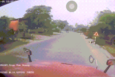 Ô tô vượt ẩu khiến xe máy ngược chiều đâm trực diện vào đầu xe container