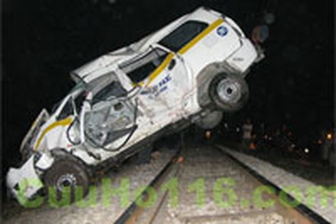 Một xe taxi bị tàu hỏa đâm bay 100m