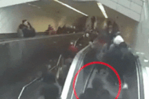 Kinh hoàng khoảnh khắc người đàn ông bị lỗ hổng thang cuốn mở ra "nuốt chửng"