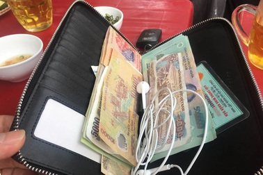 Chủ quán bánh mướt trả lại hơn 30 triệu đồng cho vị khách đãng trí