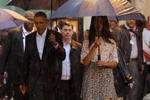 Tổng thống Obama cầm ô dạo phố cổ Havana giữa trời mưa