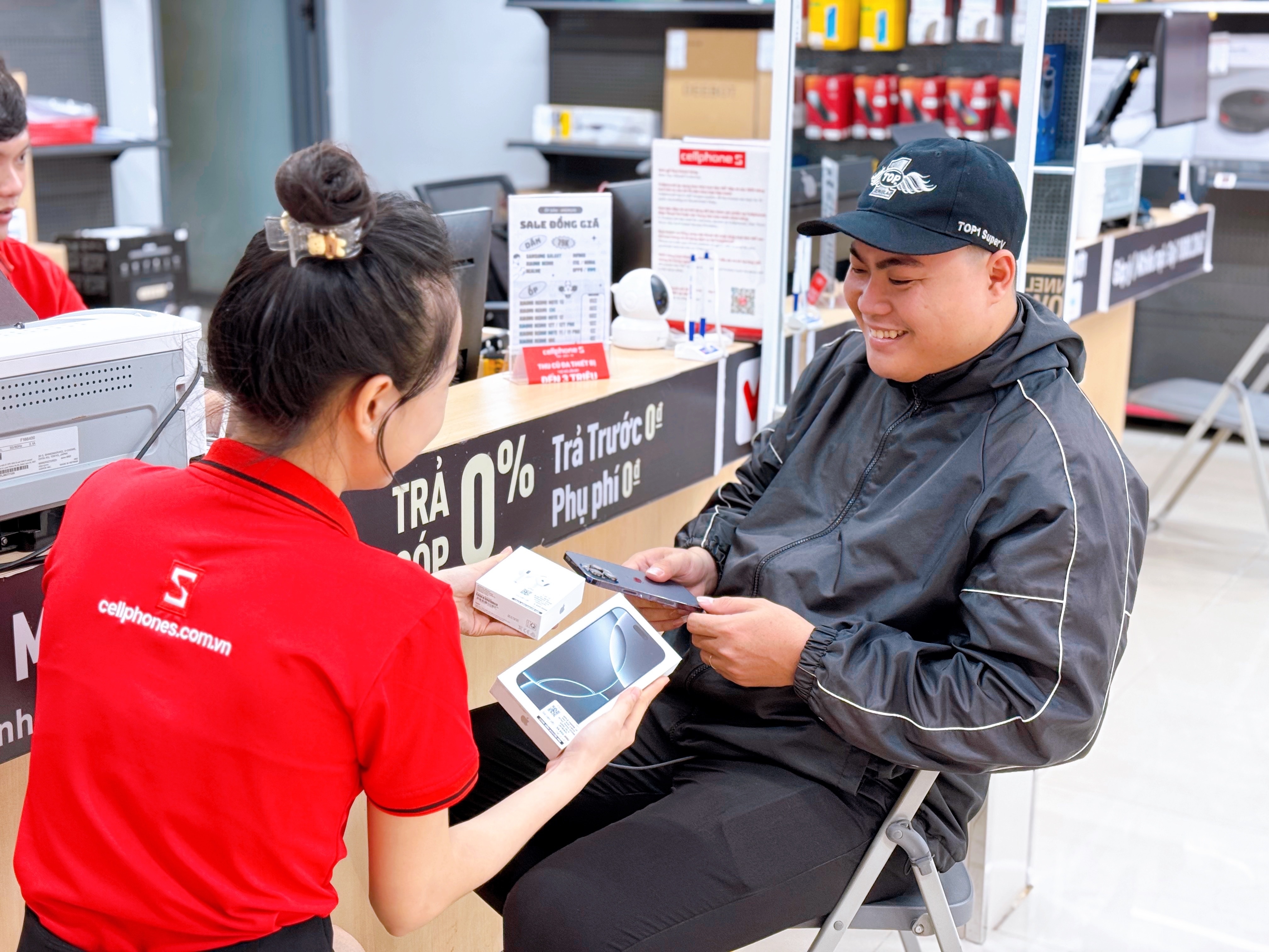 Customers upgrade to iPhone 16 Pro Max, dealer gives away new Airpods 4 - 1 Khách hàng lên đời iPhone 16 Pro Max, đại lý tặng ngay Airpods 4 mới - 1