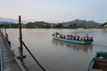 Cầu bị tháo dỡ do mưa lũ, hàng chục học sinh đi học bằng đò