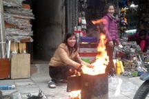 Hà Nội: Đỏ lửa tiễn ông Táo về trời, sông hồ ngập rác