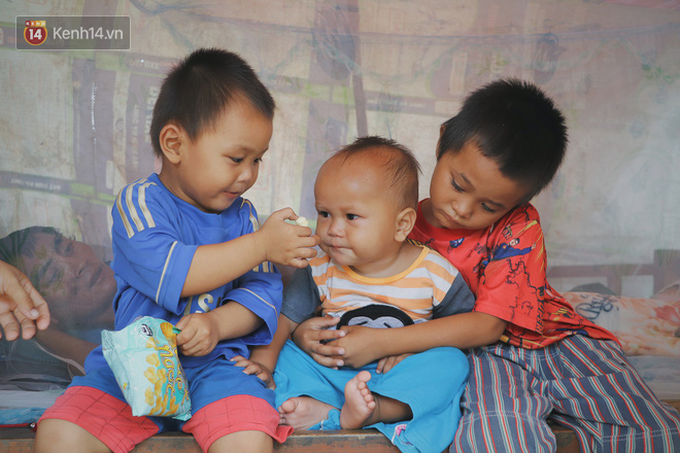 Cha ốm nặng nằm một chỗ, 3 đứa trẻ nhem nhuốc, đói ăn trong căn nhà không nóc: Con đói bụng mà mẹ không chịu nấu cơm - Ảnh 8. Cha ốm nặng nằm một chỗ, 3 đứa trẻ nhem nhuốc, đói ăn trong căn nhà không nóc: Con đói bụng mà mẹ không chịu nấu cơm - Ảnh 8.