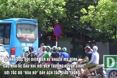 Hà Nội: Xe khách đi như “rùa bò” bên ngoài bến xe Mỹ Đình