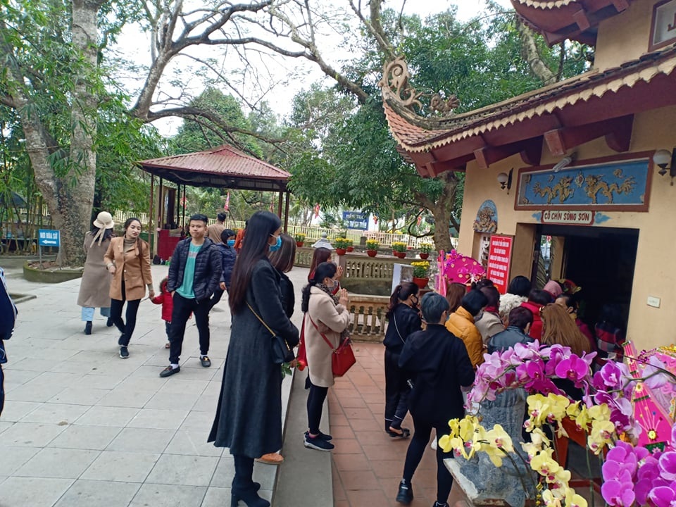 Nhiều đền, chùa vắng khách đi lễ do lo ngại virus corona - 3