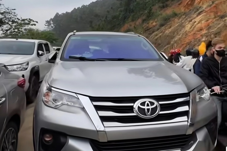 Xác minh video tài xế đỗ ô tô chắn lối lên chùa