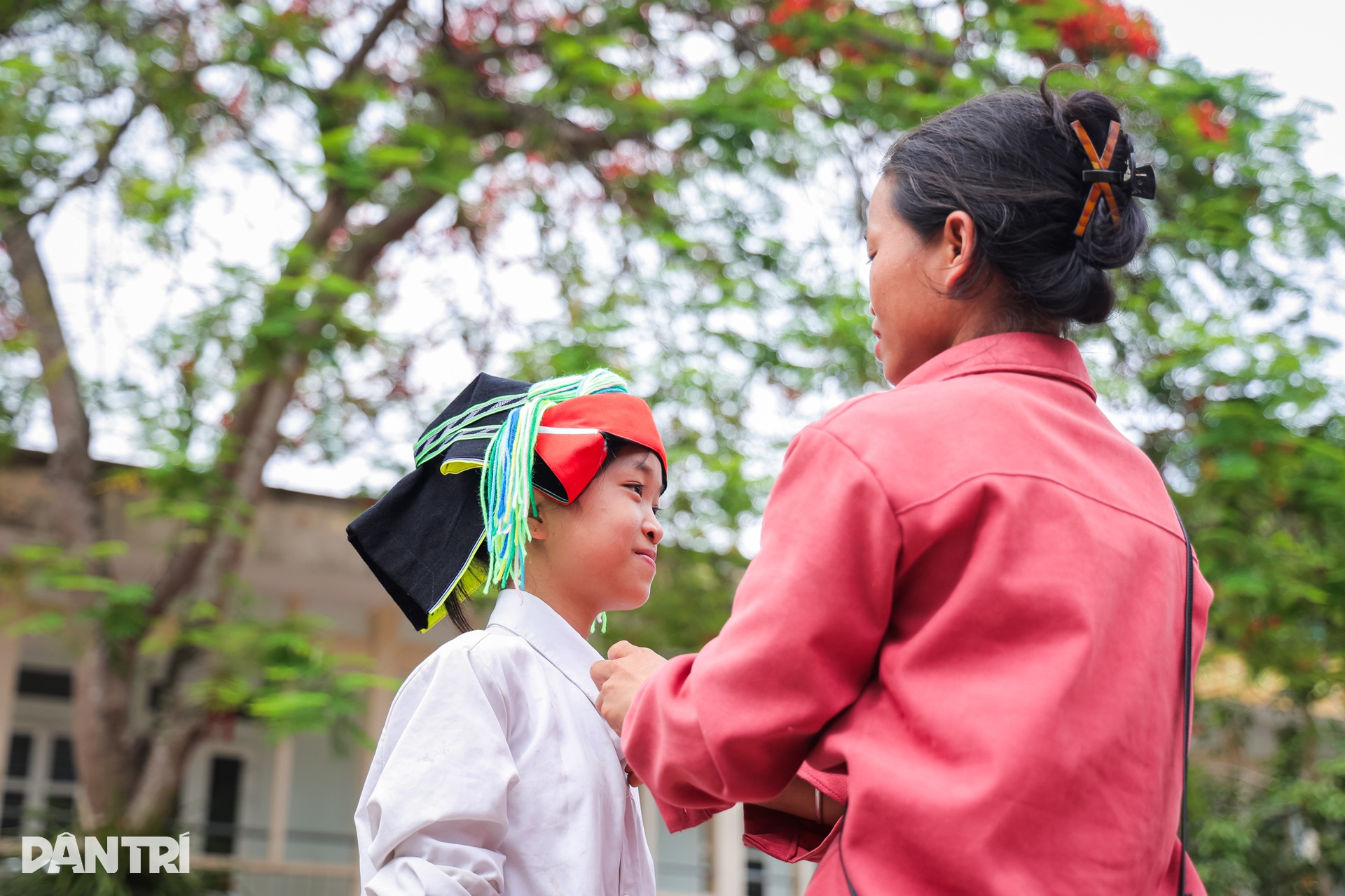 Báo Dân trí trao học bổng tới học sinh có hoàn cảnh khó khăn tại Hà Giang - 8 Báo Dân trí trao học bổng tới học sinh có hoàn cảnh khó khăn tại Hà Giang - 8