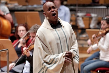 Mỹ: Ca sĩ 71 tuổi bị sát hại tại nhà riêng, con trai bị tạm giam