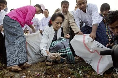 Bà Suu Kyi ra đường nhặt rác