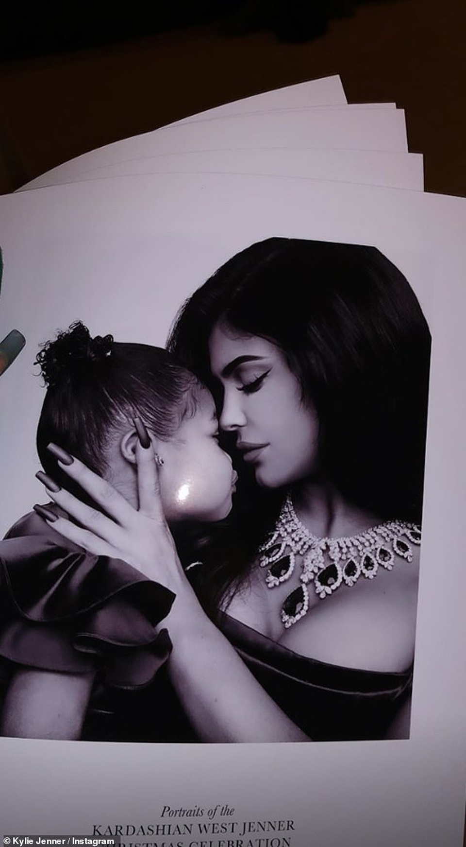 Kylie Jenner và con gái diện váy hàng hiệu đón giáng sinh - 4 Kylie Jenner và con gái diện váy hàng hiệu đón giáng sinh - 4