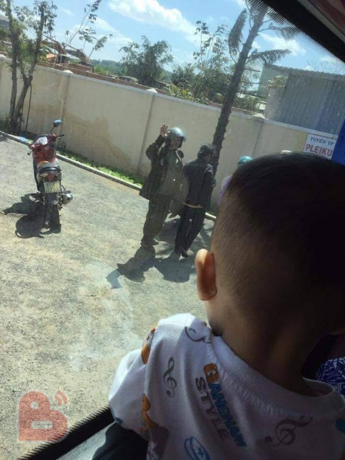 Cảnh ông bà ngước lên ô tô, vẫy tay tiễn cháu và con gái lên thành phố gây xúc động - Ảnh 5. Cảnh ông bà ngước lên ô tô, vẫy tay tiễn cháu và con gái lên thành phố gây xúc động - Ảnh 5.