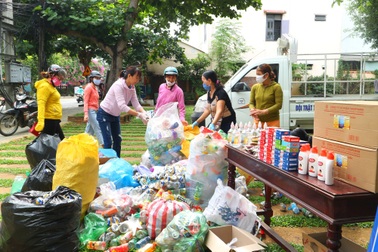 Đổi rác thải nhựa lấy quà tặng phòng, chống Covid-19