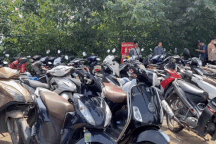 Loạn giá vé gửi xe quanh sân vận động Mỹ Đình trước đêm diễn Blackpink