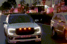 Tài xế lái ô tô gắn đèn như "sân khấu di động" ở TPHCM