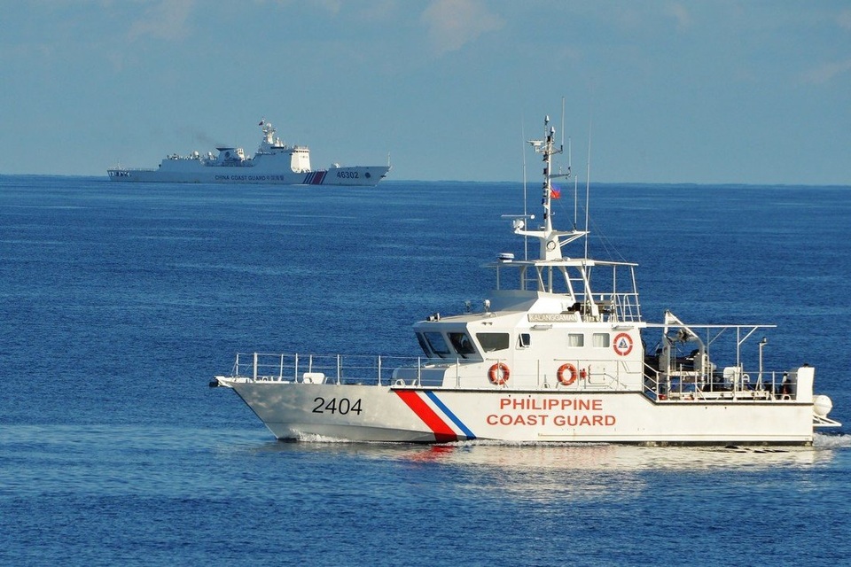 Tàu hải cảnh Trung Quốc bị nghi quấy rối tàu Philippines, Manila nóng mặt - 1 Tàu hải cảnh Trung Quốc bị nghi quấy rối tàu Philippines, Manila nóng mặt - 1