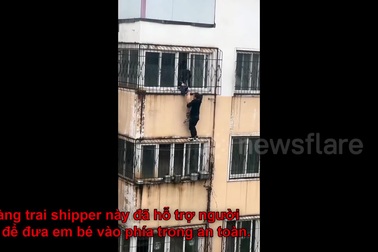 Shipper liều mình leo lên tầng 4 giải cứu em bé đang bị treo lơ lửng