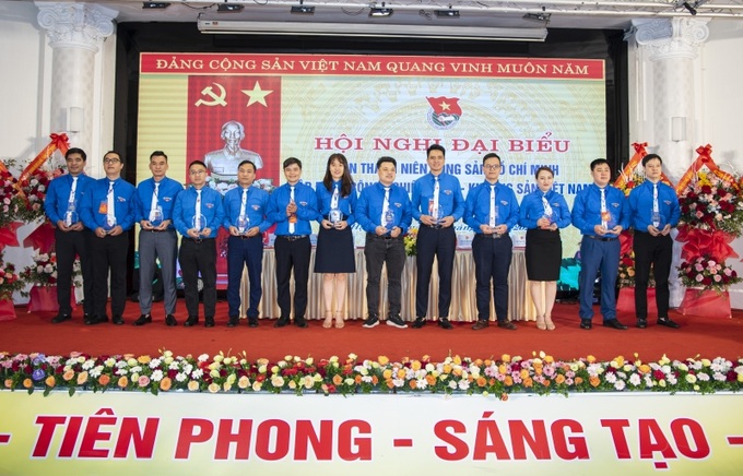 Đoàn TN Tập đoàn trao tặng lưu niệm cho các đồng chí nguyên cán bộ Đoàn các đơn vị trực thuộc vì những đóng góp cho công tác Đoàn và phong trào thanh niên