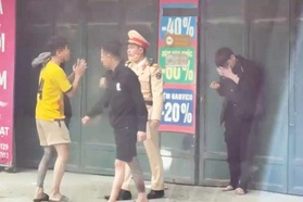Trung tá CSGT kịp thời can ngăn vụ ẩu đả giữa đường ở Hà Nội