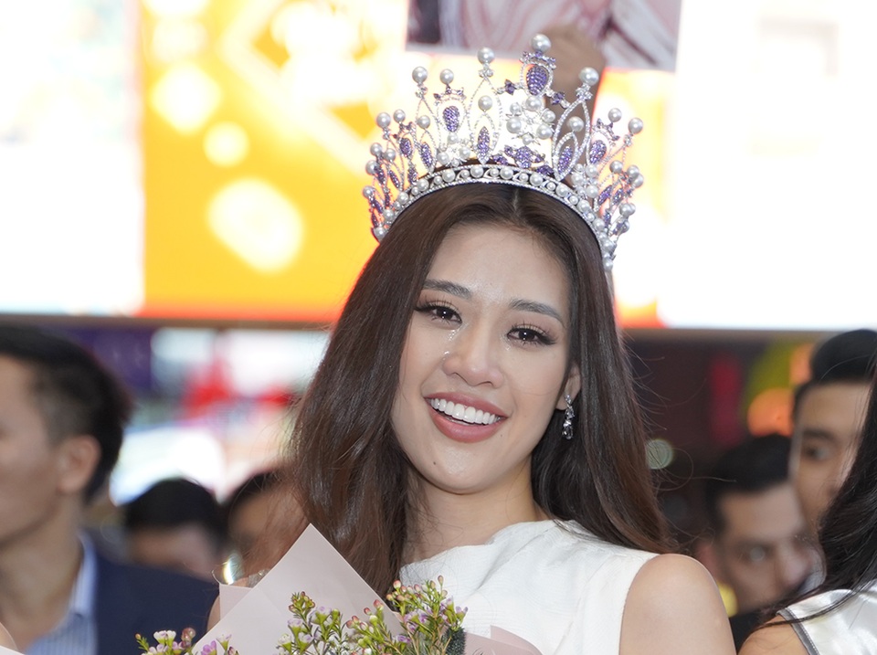 Hoa hậu Hoàn vũ Việt Nam Khánh Vân khóc khi được người hâm mộ chào đón - 6 Hoa hậu Hoàn vũ Việt Nam Khánh Vân khóc khi được người hâm mộ chào đón - 6
