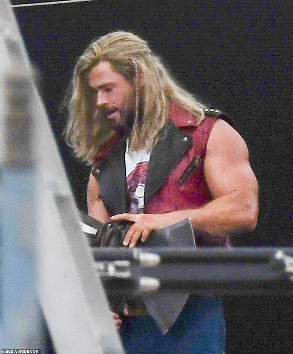 Chris Hemsworth khoe cơ bắp tại trường quay phim Thor - 2 Chris Hemsworth khoe cơ bắp tại trường quay phim Thor - 2