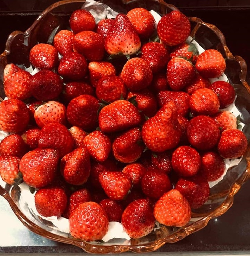 Mẹ đảm ở Vĩnh Phúc vác đất lên sân thượng, sau 2 năm có vườn dâu sai trĩu - 8