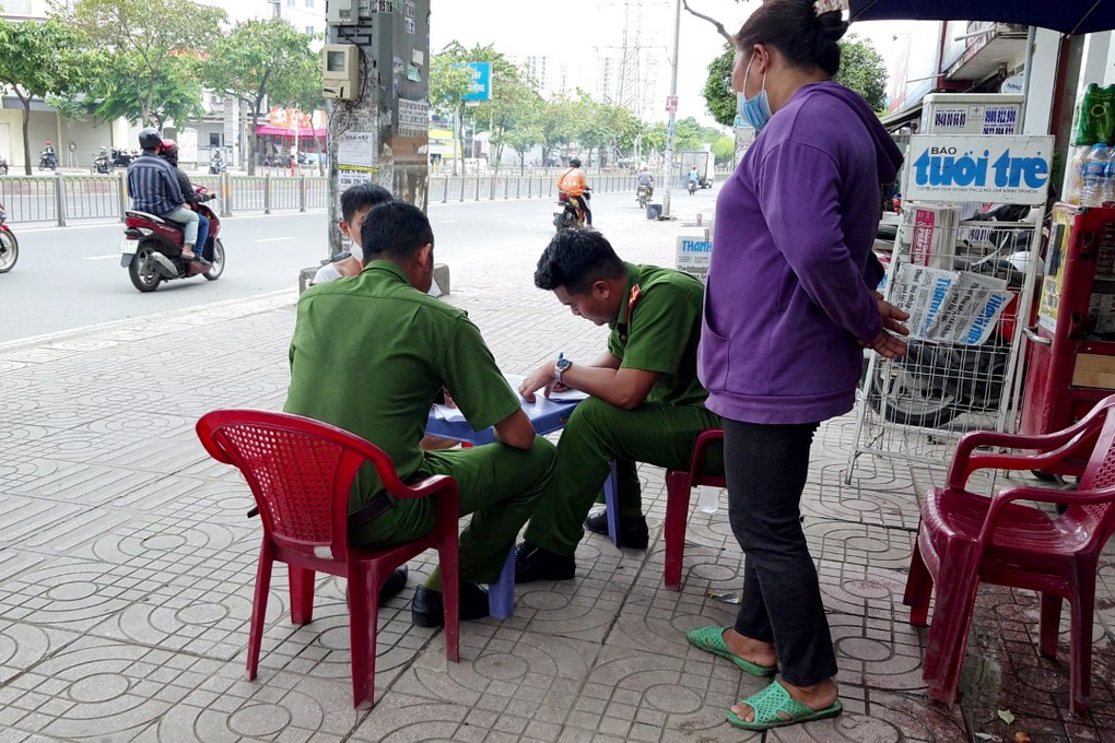 Danh tính nghi phạm ngáo đá cầm dao đâm 3 người bị thương - 2 Danh tính nghi phạm ngáo đá cầm dao đâm 3 người bị thương - 2
