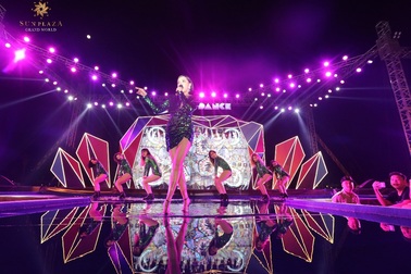 Bích Phương và bikini show “bỏ bùa” khán giả Hạ Long tại Sun Dance Festival