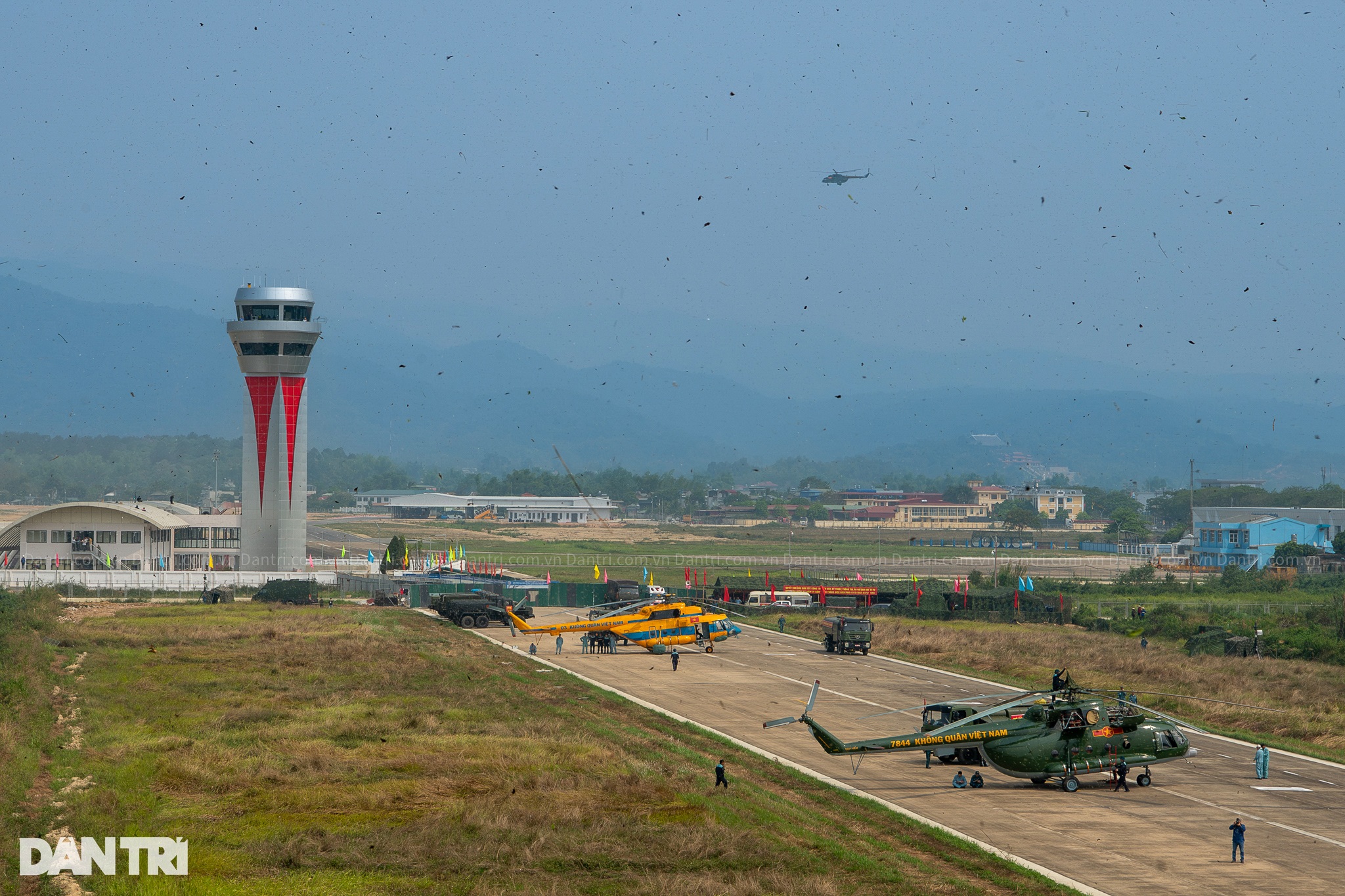 View - Dàn 11 trực thăng của Không quân Việt Nam hạ cánh ở sân bay Điện Biên | Báo Dân trí