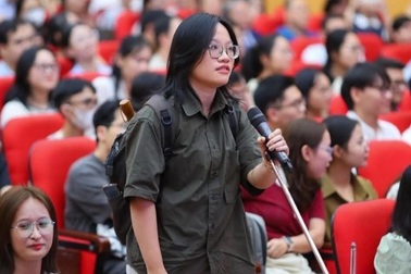 Á khoa bác sĩ nội trú học 12 tiếng mỗi ngày, yêu thích khâu vết thương